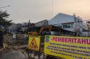 Lokasi semburan air yang diduga berasal dari kebocoran pipa gas akibat aktivitas proyek galian di kawasan Perumnas 1, Bekasi Barat, Jumat (29/5/2026). Insiden tersebut sempat memicu kepanikan warga dan mendapat penanganan dari petugas gabungan untuk mencegah potensi bahaya.