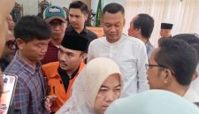 Bupati non aktif Ade Kuswara usai menjalani sidang dakwaan di Pengadilan Tipikor, Bandung. (Metrotvnews.com/ P Aditya Prakasa)

