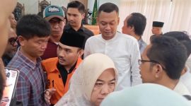 Bupati non aktif Ade Kuswara usai menjalani sidang dakwaan di Pengadilan Tipikor, Bandung. (Metrotvnews.com/ P Aditya Prakasa)

