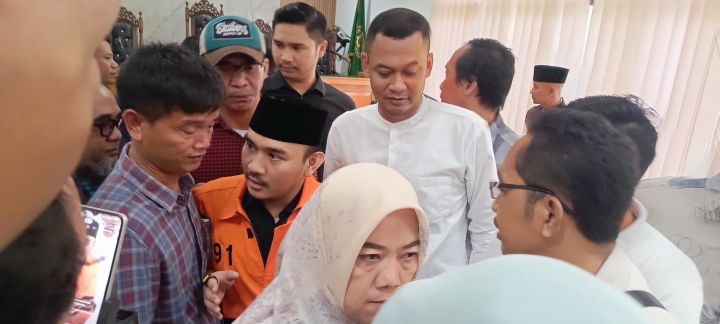 Bupati non aktif Ade Kuswara usai menjalani sidang dakwaan di Pengadilan Tipikor, Bandung. (Metrotvnews.com/ P Aditya Prakasa)

