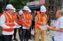 Direktur Utama Mitra Patriot, David Hendradjid Rahardja, bersama jajaran meninjau lokasi pembangunan ducting fiber optik di Kota Bekasi usai groundbreaking proyek infrastruktur telekomunikasi, Selasa (5/5/2026).
