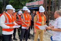 Direktur Utama Mitra Patriot, David Hendradjid Rahardja, bersama jajaran meninjau lokasi pembangunan ducting fiber optik di Kota Bekasi usai groundbreaking proyek infrastruktur telekomunikasi, Selasa (5/5/2026).
