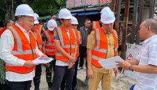 Direktur Utama Mitra Patriot, David Hendradjid Rahardja, bersama jajaran meninjau lokasi pembangunan ducting fiber optik di Kota Bekasi usai groundbreaking proyek infrastruktur telekomunikasi, Selasa (5/5/2026).