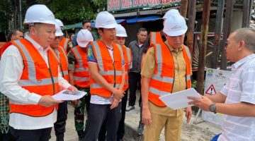 Direktur Utama Mitra Patriot, David Hendradjid Rahardja, bersama jajaran meninjau lokasi pembangunan ducting fiber optik di Kota Bekasi usai groundbreaking proyek infrastruktur telekomunikasi, Selasa (5/5/2026).