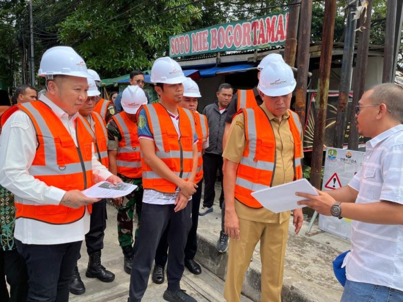 Direktur Utama Mitra Patriot, David Hendradjid Rahardja, bersama jajaran meninjau lokasi pembangunan ducting fiber optik di Kota Bekasi usai groundbreaking proyek infrastruktur telekomunikasi, Selasa (5/5/2026).