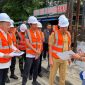 Direktur Utama Mitra Patriot, David Hendradjid Rahardja, bersama jajaran meninjau lokasi pembangunan ducting fiber optik di Kota Bekasi usai groundbreaking proyek infrastruktur telekomunikasi, Selasa (5/5/2026).