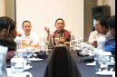 Asep Surya Atmaja saat berdiskusi bersama pegiat media sosial dan jajaran Diskominfosantik Kabupaten Bekasi dalam kegiatan penguatan sinergi komunikasi publik di Hotel Swiss-Belinn Cikarang Utara, Rabu (6/5/2026).