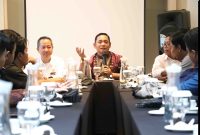 Asep Surya Atmaja saat berdiskusi bersama pegiat media sosial dan jajaran Diskominfosantik Kabupaten Bekasi dalam kegiatan penguatan sinergi komunikasi publik di Hotel Swiss-Belinn Cikarang Utara, Rabu (6/5/2026).