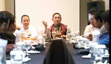 Asep Surya Atmaja saat berdiskusi bersama pegiat media sosial dan jajaran Diskominfosantik Kabupaten Bekasi dalam kegiatan penguatan sinergi komunikasi publik di Hotel Swiss-Belinn Cikarang Utara, Rabu (6/5/2026).