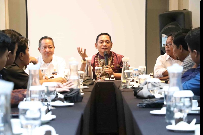 Asep Surya Atmaja saat berdiskusi bersama pegiat media sosial dan jajaran Diskominfosantik Kabupaten Bekasi dalam kegiatan penguatan sinergi komunikasi publik di Hotel Swiss-Belinn Cikarang Utara, Rabu (6/5/2026).