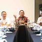 Asep Surya Atmaja saat berdiskusi bersama pegiat media sosial dan jajaran Diskominfosantik Kabupaten Bekasi dalam kegiatan penguatan sinergi komunikasi publik di Hotel Swiss-Belinn Cikarang Utara, Rabu (6/5/2026).