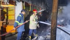 Petugas Dinas Pemadam Kebakaran Kabupaten Bekasi berupaya memadamkan kobaran api yang melanda Gedung Pasar Ramayana pada Minggu malam (17/5/2026). Kebakaran diduga dipicu korsleting listrik dan menghanguskan sedikitnya tujuh lapak pedagang.