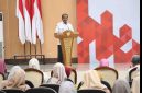Iman Santoso saat memberikan arahan dalam rapat implementasi Permendagri Nomor 3 Tahun 2024 tentang transformasi Posyandu 6 SPM di Gedung Wibawamukti, Kompleks Pemkab Bekasi, Cikarang Pusat, Rabu (6/5/2026).