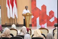 Iman Santoso saat memberikan arahan dalam rapat implementasi Permendagri Nomor 3 Tahun 2024 tentang transformasi Posyandu 6 SPM di Gedung Wibawamukti, Kompleks Pemkab Bekasi, Cikarang Pusat, Rabu (6/5/2026).