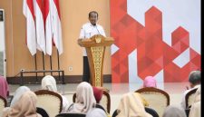 Iman Santoso saat memberikan arahan dalam rapat implementasi Permendagri Nomor 3 Tahun 2024 tentang transformasi Posyandu 6 SPM di Gedung Wibawamukti, Kompleks Pemkab Bekasi, Cikarang Pusat, Rabu (6/5/2026).