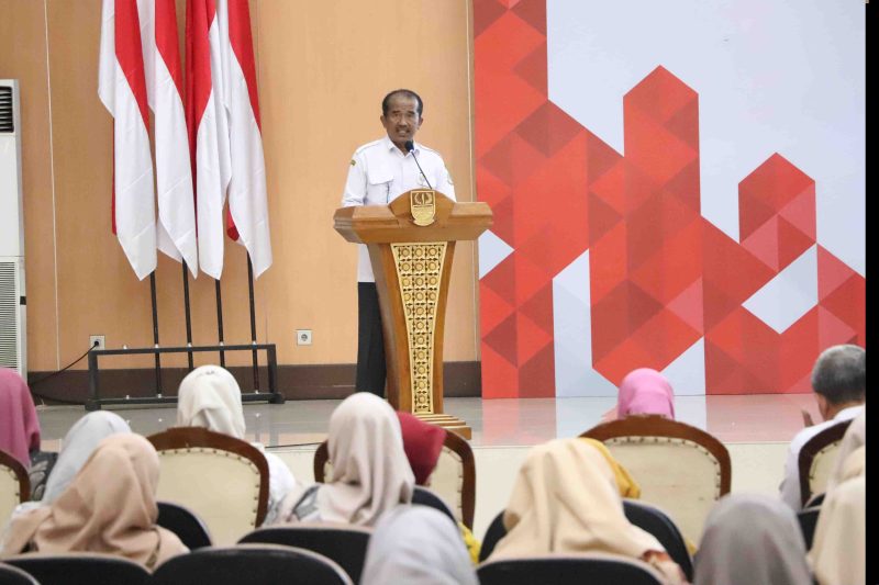 Iman Santoso saat memberikan arahan dalam rapat implementasi Permendagri Nomor 3 Tahun 2024 tentang transformasi Posyandu 6 SPM di Gedung Wibawamukti, Kompleks Pemkab Bekasi, Cikarang Pusat, Rabu (6/5/2026).