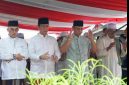 Keterangan Foto:
Plt Bupati Bekasi Asep Surya Atmaja bersama warga melaksanakan Salat Iduladha 1447 Hijriah di Mushola Manhajul Istiqomah, Desa Taman Rahayu, Kecamatan Setu, Kabupaten Bekasi, Rabu (27/5/2026).