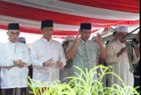 Keterangan Foto:
Plt Bupati Bekasi Asep Surya Atmaja bersama warga melaksanakan Salat Iduladha 1447 Hijriah di Mushola Manhajul Istiqomah, Desa Taman Rahayu, Kecamatan Setu, Kabupaten Bekasi, Rabu (27/5/2026).
