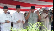 Keterangan Foto:
Plt Bupati Bekasi Asep Surya Atmaja bersama warga melaksanakan Salat Iduladha 1447 Hijriah di Mushola Manhajul Istiqomah, Desa Taman Rahayu, Kecamatan Setu, Kabupaten Bekasi, Rabu (27/5/2026).