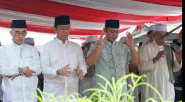 Keterangan Foto:
Plt Bupati Bekasi Asep Surya Atmaja bersama warga melaksanakan Salat Iduladha 1447 Hijriah di Mushola Manhajul Istiqomah, Desa Taman Rahayu, Kecamatan Setu, Kabupaten Bekasi, Rabu (27/5/2026).