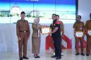 Plt Bupati Bekasi Asep Surya Atmaja menyerahkan penghargaan kepada pemerintah desa dan BUMDes berprestasi dalam Workshop Evaluasi Pengelolaan Keuangan dan Pembangunan Desa Tahun 2026 di Gedung Swatantra Wibawa Mukti, Kompleks Pemkab Bekasi, Selasa (5/5/2026).