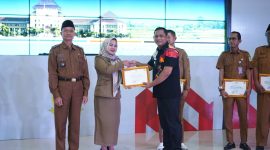Plt Bupati Bekasi Asep Surya Atmaja menyerahkan penghargaan kepada pemerintah desa dan BUMDes berprestasi dalam Workshop Evaluasi Pengelolaan Keuangan dan Pembangunan Desa Tahun 2026 di Gedung Swatantra Wibawa Mukti, Kompleks Pemkab Bekasi, Selasa (5/5/2026).