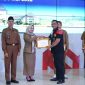 Plt Bupati Bekasi Asep Surya Atmaja menyerahkan penghargaan kepada pemerintah desa dan BUMDes berprestasi dalam Workshop Evaluasi Pengelolaan Keuangan dan Pembangunan Desa Tahun 2026 di Gedung Swatantra Wibawa Mukti, Kompleks Pemkab Bekasi, Selasa (5/5/2026).