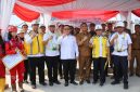 Keterangan Foto:
Kepala Staf Kepresidenan Dudung Abdurachman bersama Plt Bupati Bekasi Asep Surya Atmaja dan jajaran meninjau pembangunan Sekolah Rakyat di Kompleks Pemkab Bekasi, Cikarang Pusat, Senin (18/05/2026). Sekolah gratis berkonsep asrama itu ditargetkan mulai beroperasi pada Juli 2026 untuk anak-anak miskin ekstrem dan putus sekolah.