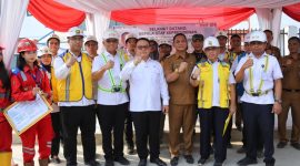 Keterangan Foto:
Kepala Staf Kepresidenan Dudung Abdurachman bersama Plt Bupati Bekasi Asep Surya Atmaja dan jajaran meninjau pembangunan Sekolah Rakyat di Kompleks Pemkab Bekasi, Cikarang Pusat, Senin (18/05/2026). Sekolah gratis berkonsep asrama itu ditargetkan mulai beroperasi pada Juli 2026 untuk anak-anak miskin ekstrem dan putus sekolah.