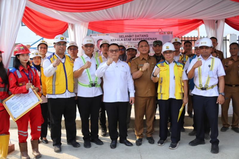 Keterangan Foto:
Kepala Staf Kepresidenan Dudung Abdurachman bersama Plt Bupati Bekasi Asep Surya Atmaja dan jajaran meninjau pembangunan Sekolah Rakyat di Kompleks Pemkab Bekasi, Cikarang Pusat, Senin (18/05/2026). Sekolah gratis berkonsep asrama itu ditargetkan mulai beroperasi pada Juli 2026 untuk anak-anak miskin ekstrem dan putus sekolah.