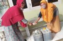 Bekasi - Posyandu Edelweiss A Desa Sumberjaya, Kecamatan Tambun Selatan, Kabupaten Bekasi, memiliki cara unik mengelola limbah rumah tangga melalui program Sumijan atau Sumbangan Minyak Jelantah.

Lewat program ini, minyak jelantah dari warga dikumpulkan untuk kemudian dijual kepada pengepul. Hasil penjualannya dimanfaatkan kembali untuk mendukung kegiatan sosial dan operasional Posyandu.

Perwakilan Kader Posyandu Edelweiss A, Rosmawati, mengatakan program tersebut sudah menjadi bagian dari kegiatan rutin Posyandu bersama warga.

“Minyak ini kami kumpulkan di PKK RW dan dijual kepada pengepul yang telah bekerja sama dengan kami. Jadi hasil penjualannya kami gunakan untuk operasional dan kegiatan yang ada di PKK, Posyandu, Kampung KB, hingga mendukung kegiatan remaja,” ujar Rosmawati, Selasa (26/5/2026).

Ia menjelaskan, minyak jelantah dikumpulkan dari rumah-rumah warga yang dikoordinasikan oleh RT dan kader Posyandu di masing-masing lingkungan.

Rosmawati menyebut, program Sumijan sudah berjalan hampir 10 tahun dan memberikan banyak manfaat bagi masyarakat sekitar. Selain membantu pendanaan kegiatan sosial, program ini juga menjadi edukasi lingkungan agar warga tidak membuang minyak bekas sembarangan.

“Dulu ibu-ibu biasanya langsung membuang sisa minyak gorengnya. Sekarang adanya program Sumijan warga jadi rajin mengumpulkan. Program ini juga menjadi sedekah warga melalui minyak jelantah, karena hasilnya kita manfaatkan kembali untuk kepentingan warga, istilahnya dari warga ke warga,” jelasnya.

Menurutnya, minyak jelantah yang dibuang sembarangan dapat mencemari lingkungan dan menyumbat saluran air akibat lemak minyak.

Karena itu, program Sumijan dinilai menjadi salah satu contoh pengelolaan limbah rumah tangga yang memiliki nilai ekonomis sekaligus ramah lingkungan.

“Alhamdulillah setelah adanya program Sumijan ini turut memotivasi lingkungan lain. Bahkan sudah banyak warga yang kini mulai mengkoordinir pengumpulan minyak jelantah untuk dimanfaatkan secara mandiri,” terangnya.

Rosmawati berharap program Sumijan dapat menjadi inspirasi bagi wilayah lain untuk memanfaatkan limbah rumah tangga menjadi sesuatu yang bermanfaat bagi masyarakat.