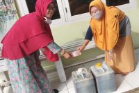 Bekasi - Posyandu Edelweiss A Desa Sumberjaya, Kecamatan Tambun Selatan, Kabupaten Bekasi, memiliki cara unik mengelola limbah rumah tangga melalui program Sumijan atau Sumbangan Minyak Jelantah.

Lewat program ini, minyak jelantah dari warga dikumpulkan untuk kemudian dijual kepada pengepul. Hasil penjualannya dimanfaatkan kembali untuk mendukung kegiatan sosial dan operasional Posyandu.

Perwakilan Kader Posyandu Edelweiss A, Rosmawati, mengatakan program tersebut sudah menjadi bagian dari kegiatan rutin Posyandu bersama warga.

“Minyak ini kami kumpulkan di PKK RW dan dijual kepada pengepul yang telah bekerja sama dengan kami. Jadi hasil penjualannya kami gunakan untuk operasional dan kegiatan yang ada di PKK, Posyandu, Kampung KB, hingga mendukung kegiatan remaja,” ujar Rosmawati, Selasa (26/5/2026).

Ia menjelaskan, minyak jelantah dikumpulkan dari rumah-rumah warga yang dikoordinasikan oleh RT dan kader Posyandu di masing-masing lingkungan.

Rosmawati menyebut, program Sumijan sudah berjalan hampir 10 tahun dan memberikan banyak manfaat bagi masyarakat sekitar. Selain membantu pendanaan kegiatan sosial, program ini juga menjadi edukasi lingkungan agar warga tidak membuang minyak bekas sembarangan.

“Dulu ibu-ibu biasanya langsung membuang sisa minyak gorengnya. Sekarang adanya program Sumijan warga jadi rajin mengumpulkan. Program ini juga menjadi sedekah warga melalui minyak jelantah, karena hasilnya kita manfaatkan kembali untuk kepentingan warga, istilahnya dari warga ke warga,” jelasnya.

Menurutnya, minyak jelantah yang dibuang sembarangan dapat mencemari lingkungan dan menyumbat saluran air akibat lemak minyak.

Karena itu, program Sumijan dinilai menjadi salah satu contoh pengelolaan limbah rumah tangga yang memiliki nilai ekonomis sekaligus ramah lingkungan.

“Alhamdulillah setelah adanya program Sumijan ini turut memotivasi lingkungan lain. Bahkan sudah banyak warga yang kini mulai mengkoordinir pengumpulan minyak jelantah untuk dimanfaatkan secara mandiri,” terangnya.

Rosmawati berharap program Sumijan dapat menjadi inspirasi bagi wilayah lain untuk memanfaatkan limbah rumah tangga menjadi sesuatu yang bermanfaat bagi masyarakat.