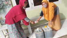 Bekasi - Posyandu Edelweiss A Desa Sumberjaya, Kecamatan Tambun Selatan, Kabupaten Bekasi, memiliki cara unik mengelola limbah rumah tangga melalui program Sumijan atau Sumbangan Minyak Jelantah.

Lewat program ini, minyak jelantah dari warga dikumpulkan untuk kemudian dijual kepada pengepul. Hasil penjualannya dimanfaatkan kembali untuk mendukung kegiatan sosial dan operasional Posyandu.

Perwakilan Kader Posyandu Edelweiss A, Rosmawati, mengatakan program tersebut sudah menjadi bagian dari kegiatan rutin Posyandu bersama warga.

“Minyak ini kami kumpulkan di PKK RW dan dijual kepada pengepul yang telah bekerja sama dengan kami. Jadi hasil penjualannya kami gunakan untuk operasional dan kegiatan yang ada di PKK, Posyandu, Kampung KB, hingga mendukung kegiatan remaja,” ujar Rosmawati, Selasa (26/5/2026).

Ia menjelaskan, minyak jelantah dikumpulkan dari rumah-rumah warga yang dikoordinasikan oleh RT dan kader Posyandu di masing-masing lingkungan.

Rosmawati menyebut, program Sumijan sudah berjalan hampir 10 tahun dan memberikan banyak manfaat bagi masyarakat sekitar. Selain membantu pendanaan kegiatan sosial, program ini juga menjadi edukasi lingkungan agar warga tidak membuang minyak bekas sembarangan.

“Dulu ibu-ibu biasanya langsung membuang sisa minyak gorengnya. Sekarang adanya program Sumijan warga jadi rajin mengumpulkan. Program ini juga menjadi sedekah warga melalui minyak jelantah, karena hasilnya kita manfaatkan kembali untuk kepentingan warga, istilahnya dari warga ke warga,” jelasnya.

Menurutnya, minyak jelantah yang dibuang sembarangan dapat mencemari lingkungan dan menyumbat saluran air akibat lemak minyak.

Karena itu, program Sumijan dinilai menjadi salah satu contoh pengelolaan limbah rumah tangga yang memiliki nilai ekonomis sekaligus ramah lingkungan.

“Alhamdulillah setelah adanya program Sumijan ini turut memotivasi lingkungan lain. Bahkan sudah banyak warga yang kini mulai mengkoordinir pengumpulan minyak jelantah untuk dimanfaatkan secara mandiri,” terangnya.

Rosmawati berharap program Sumijan dapat menjadi inspirasi bagi wilayah lain untuk memanfaatkan limbah rumah tangga menjadi sesuatu yang bermanfaat bagi masyarakat.