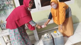 Bekasi - Posyandu Edelweiss A Desa Sumberjaya, Kecamatan Tambun Selatan, Kabupaten Bekasi, memiliki cara unik mengelola limbah rumah tangga melalui program Sumijan atau Sumbangan Minyak Jelantah.

Lewat program ini, minyak jelantah dari warga dikumpulkan untuk kemudian dijual kepada pengepul. Hasil penjualannya dimanfaatkan kembali untuk mendukung kegiatan sosial dan operasional Posyandu.

Perwakilan Kader Posyandu Edelweiss A, Rosmawati, mengatakan program tersebut sudah menjadi bagian dari kegiatan rutin Posyandu bersama warga.

“Minyak ini kami kumpulkan di PKK RW dan dijual kepada pengepul yang telah bekerja sama dengan kami. Jadi hasil penjualannya kami gunakan untuk operasional dan kegiatan yang ada di PKK, Posyandu, Kampung KB, hingga mendukung kegiatan remaja,” ujar Rosmawati, Selasa (26/5/2026).

Ia menjelaskan, minyak jelantah dikumpulkan dari rumah-rumah warga yang dikoordinasikan oleh RT dan kader Posyandu di masing-masing lingkungan.

Rosmawati menyebut, program Sumijan sudah berjalan hampir 10 tahun dan memberikan banyak manfaat bagi masyarakat sekitar. Selain membantu pendanaan kegiatan sosial, program ini juga menjadi edukasi lingkungan agar warga tidak membuang minyak bekas sembarangan.

“Dulu ibu-ibu biasanya langsung membuang sisa minyak gorengnya. Sekarang adanya program Sumijan warga jadi rajin mengumpulkan. Program ini juga menjadi sedekah warga melalui minyak jelantah, karena hasilnya kita manfaatkan kembali untuk kepentingan warga, istilahnya dari warga ke warga,” jelasnya.

Menurutnya, minyak jelantah yang dibuang sembarangan dapat mencemari lingkungan dan menyumbat saluran air akibat lemak minyak.

Karena itu, program Sumijan dinilai menjadi salah satu contoh pengelolaan limbah rumah tangga yang memiliki nilai ekonomis sekaligus ramah lingkungan.

“Alhamdulillah setelah adanya program Sumijan ini turut memotivasi lingkungan lain. Bahkan sudah banyak warga yang kini mulai mengkoordinir pengumpulan minyak jelantah untuk dimanfaatkan secara mandiri,” terangnya.

Rosmawati berharap program Sumijan dapat menjadi inspirasi bagi wilayah lain untuk memanfaatkan limbah rumah tangga menjadi sesuatu yang bermanfaat bagi masyarakat.