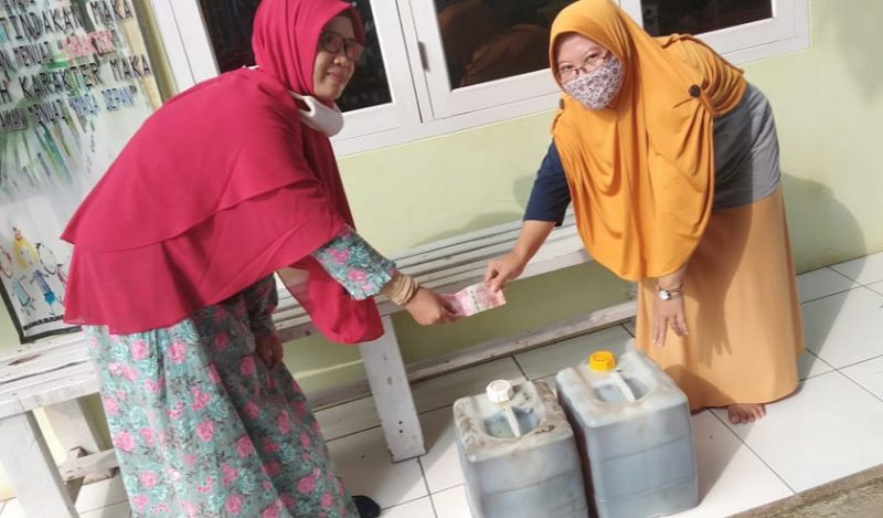 Bekasi - Posyandu Edelweiss A Desa Sumberjaya, Kecamatan Tambun Selatan, Kabupaten Bekasi, memiliki cara unik mengelola limbah rumah tangga melalui program Sumijan atau Sumbangan Minyak Jelantah.

Lewat program ini, minyak jelantah dari warga dikumpulkan untuk kemudian dijual kepada pengepul. Hasil penjualannya dimanfaatkan kembali untuk mendukung kegiatan sosial dan operasional Posyandu.

Perwakilan Kader Posyandu Edelweiss A, Rosmawati, mengatakan program tersebut sudah menjadi bagian dari kegiatan rutin Posyandu bersama warga.

“Minyak ini kami kumpulkan di PKK RW dan dijual kepada pengepul yang telah bekerja sama dengan kami. Jadi hasil penjualannya kami gunakan untuk operasional dan kegiatan yang ada di PKK, Posyandu, Kampung KB, hingga mendukung kegiatan remaja,” ujar Rosmawati, Selasa (26/5/2026).

Ia menjelaskan, minyak jelantah dikumpulkan dari rumah-rumah warga yang dikoordinasikan oleh RT dan kader Posyandu di masing-masing lingkungan.

Rosmawati menyebut, program Sumijan sudah berjalan hampir 10 tahun dan memberikan banyak manfaat bagi masyarakat sekitar. Selain membantu pendanaan kegiatan sosial, program ini juga menjadi edukasi lingkungan agar warga tidak membuang minyak bekas sembarangan.

“Dulu ibu-ibu biasanya langsung membuang sisa minyak gorengnya. Sekarang adanya program Sumijan warga jadi rajin mengumpulkan. Program ini juga menjadi sedekah warga melalui minyak jelantah, karena hasilnya kita manfaatkan kembali untuk kepentingan warga, istilahnya dari warga ke warga,” jelasnya.

Menurutnya, minyak jelantah yang dibuang sembarangan dapat mencemari lingkungan dan menyumbat saluran air akibat lemak minyak.

Karena itu, program Sumijan dinilai menjadi salah satu contoh pengelolaan limbah rumah tangga yang memiliki nilai ekonomis sekaligus ramah lingkungan.

“Alhamdulillah setelah adanya program Sumijan ini turut memotivasi lingkungan lain. Bahkan sudah banyak warga yang kini mulai mengkoordinir pengumpulan minyak jelantah untuk dimanfaatkan secara mandiri,” terangnya.

Rosmawati berharap program Sumijan dapat menjadi inspirasi bagi wilayah lain untuk memanfaatkan limbah rumah tangga menjadi sesuatu yang bermanfaat bagi masyarakat.