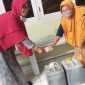 Bekasi - Posyandu Edelweiss A Desa Sumberjaya, Kecamatan Tambun Selatan, Kabupaten Bekasi, memiliki cara unik mengelola limbah rumah tangga melalui program Sumijan atau Sumbangan Minyak Jelantah.

Lewat program ini, minyak jelantah dari warga dikumpulkan untuk kemudian dijual kepada pengepul. Hasil penjualannya dimanfaatkan kembali untuk mendukung kegiatan sosial dan operasional Posyandu.

Perwakilan Kader Posyandu Edelweiss A, Rosmawati, mengatakan program tersebut sudah menjadi bagian dari kegiatan rutin Posyandu bersama warga.

“Minyak ini kami kumpulkan di PKK RW dan dijual kepada pengepul yang telah bekerja sama dengan kami. Jadi hasil penjualannya kami gunakan untuk operasional dan kegiatan yang ada di PKK, Posyandu, Kampung KB, hingga mendukung kegiatan remaja,” ujar Rosmawati, Selasa (26/5/2026).

Ia menjelaskan, minyak jelantah dikumpulkan dari rumah-rumah warga yang dikoordinasikan oleh RT dan kader Posyandu di masing-masing lingkungan.

Rosmawati menyebut, program Sumijan sudah berjalan hampir 10 tahun dan memberikan banyak manfaat bagi masyarakat sekitar. Selain membantu pendanaan kegiatan sosial, program ini juga menjadi edukasi lingkungan agar warga tidak membuang minyak bekas sembarangan.

“Dulu ibu-ibu biasanya langsung membuang sisa minyak gorengnya. Sekarang adanya program Sumijan warga jadi rajin mengumpulkan. Program ini juga menjadi sedekah warga melalui minyak jelantah, karena hasilnya kita manfaatkan kembali untuk kepentingan warga, istilahnya dari warga ke warga,” jelasnya.

Menurutnya, minyak jelantah yang dibuang sembarangan dapat mencemari lingkungan dan menyumbat saluran air akibat lemak minyak.

Karena itu, program Sumijan dinilai menjadi salah satu contoh pengelolaan limbah rumah tangga yang memiliki nilai ekonomis sekaligus ramah lingkungan.

“Alhamdulillah setelah adanya program Sumijan ini turut memotivasi lingkungan lain. Bahkan sudah banyak warga yang kini mulai mengkoordinir pengumpulan minyak jelantah untuk dimanfaatkan secara mandiri,” terangnya.

Rosmawati berharap program Sumijan dapat menjadi inspirasi bagi wilayah lain untuk memanfaatkan limbah rumah tangga menjadi sesuatu yang bermanfaat bagi masyarakat.