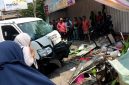 Kondisi kendaraan operasional SPPG usai mengalami kecelakaan maut di kawasan Bekasi Timur, Selasa (12/5). Insiden tersebut menewaskan satu orang dan menyebabkan sejumlah lapak pedagang rusak parah.