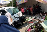 Kondisi kendaraan operasional SPPG usai mengalami kecelakaan maut di kawasan Bekasi Timur, Selasa (12/5). Insiden tersebut menewaskan satu orang dan menyebabkan sejumlah lapak pedagang rusak parah.