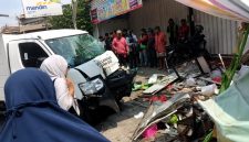 Kondisi kendaraan operasional SPPG usai mengalami kecelakaan maut di kawasan Bekasi Timur, Selasa (12/5). Insiden tersebut menewaskan satu orang dan menyebabkan sejumlah lapak pedagang rusak parah.