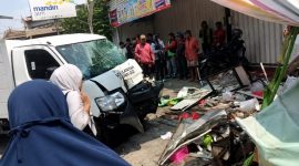 Kondisi kendaraan operasional SPPG usai mengalami kecelakaan maut di kawasan Bekasi Timur, Selasa (12/5). Insiden tersebut menewaskan satu orang dan menyebabkan sejumlah lapak pedagang rusak parah.