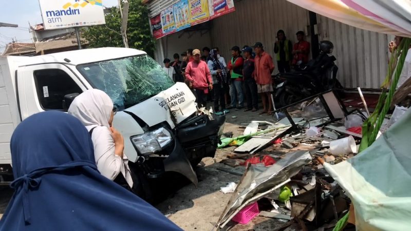 Kondisi kendaraan operasional SPPG usai mengalami kecelakaan maut di kawasan Bekasi Timur, Selasa (12/5). Insiden tersebut menewaskan satu orang dan menyebabkan sejumlah lapak pedagang rusak parah.