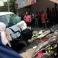 Kondisi kendaraan operasional SPPG usai mengalami kecelakaan maut di kawasan Bekasi Timur, Selasa (12/5). Insiden tersebut menewaskan satu orang dan menyebabkan sejumlah lapak pedagang rusak parah.