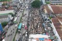 Aktivitas penataan kawasan Pasar Cikarang di Jalan RE Martadinata, Cikarang Utara, Kabupaten Bekasi, terlihat dari udara, Kamis (7/5/2026). Pemerintah Kabupaten Bekasi melakukan pembenahan area pasar guna mengurai kemacetan, menata pedagang, serta mengembalikan fungsi jalan di kawasan pusat ekonomi tersebut.