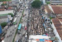 Aktivitas penataan kawasan Pasar Cikarang di Jalan RE Martadinata, Cikarang Utara, Kabupaten Bekasi, terlihat dari udara, Kamis (7/5/2026). Pemerintah Kabupaten Bekasi melakukan pembenahan area pasar guna mengurai kemacetan, menata pedagang, serta mengembalikan fungsi jalan di kawasan pusat ekonomi tersebut.