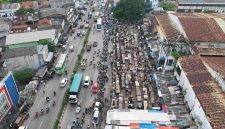 Aktivitas penataan kawasan Pasar Cikarang di Jalan RE Martadinata, Cikarang Utara, Kabupaten Bekasi, terlihat dari udara, Kamis (7/5/2026). Pemerintah Kabupaten Bekasi melakukan pembenahan area pasar guna mengurai kemacetan, menata pedagang, serta mengembalikan fungsi jalan di kawasan pusat ekonomi tersebut.