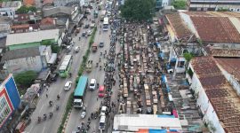 Aktivitas penataan kawasan Pasar Cikarang di Jalan RE Martadinata, Cikarang Utara, Kabupaten Bekasi, terlihat dari udara, Kamis (7/5/2026). Pemerintah Kabupaten Bekasi melakukan pembenahan area pasar guna mengurai kemacetan, menata pedagang, serta mengembalikan fungsi jalan di kawasan pusat ekonomi tersebut.