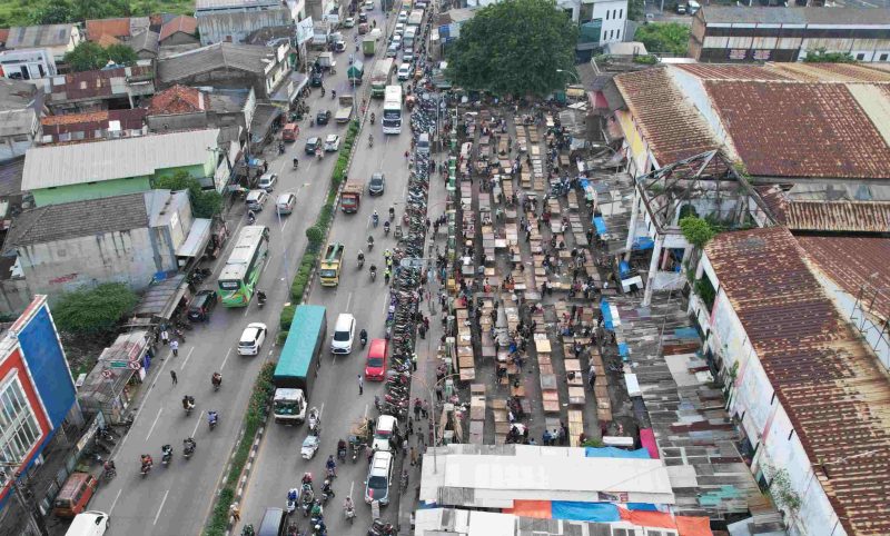 Aktivitas penataan kawasan Pasar Cikarang di Jalan RE Martadinata, Cikarang Utara, Kabupaten Bekasi, terlihat dari udara, Kamis (7/5/2026). Pemerintah Kabupaten Bekasi melakukan pembenahan area pasar guna mengurai kemacetan, menata pedagang, serta mengembalikan fungsi jalan di kawasan pusat ekonomi tersebut.