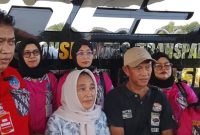 Kuasa hukum bersama korban dan keluarga memberikan keterangan kepada awak media usai melaporkan dugaan kasus pengeroyokan ke Polres Metro Bekasi Kota, Senin (11/5/2026). Korban meminta polisi segera menangkap para terduga pelaku.