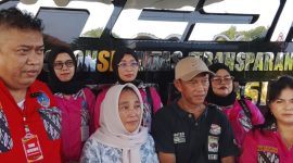 Kuasa hukum bersama korban dan keluarga memberikan keterangan kepada awak media usai melaporkan dugaan kasus pengeroyokan ke Polres Metro Bekasi Kota, Senin (11/5/2026). Korban meminta polisi segera menangkap para terduga pelaku.