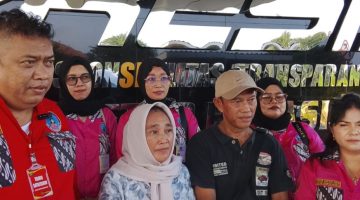 Kuasa hukum bersama korban dan keluarga memberikan keterangan kepada awak media usai melaporkan dugaan kasus pengeroyokan ke Polres Metro Bekasi Kota, Senin (11/5/2026). Korban meminta polisi segera menangkap para terduga pelaku.